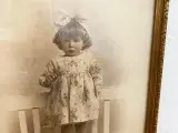 Sort/hvid foto af lille pige i guldramme, dat. 1928 - 4