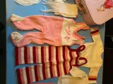 Fransk retro babydukke med seng og garderobe  - 4