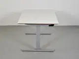 Scan office hæve-/sænkebord med hvid laminat, gråt stel og kabelbakke, 120 cm. - 2