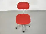 Fritz hansen kontorstol med rødt polster og blankt stel - 5