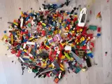 250.- for begge billeder..Lego blandet