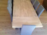Spisebord med 12 stole