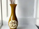 Vase, sennepsgul plast m plastrelief - 2