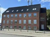 Lyse kontorlokaler i høj kld. udlejes. - 2