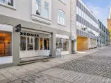 Butik/klinik/kontor med store facadevinduer - 2