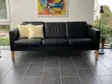 3 pers. sort lædersofa med træben