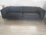 sofa gives bort