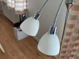 Standerlampe med 2 lyskilder
