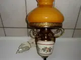 Lampet med keramiksokkel og gylden skærm