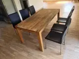 Spisebord i eg med 6 stole 