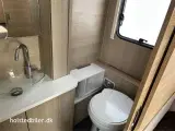 2019 - Adria Adora 572 UT   Enkeltsenge og ende bad/wc - 2