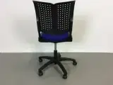 Häg conventio w kontorstol i sort med blå polsteret sæde og stel - 3