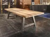 Plankebord i industrielt look