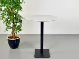 Højt cafebord med hvid plade på sort fod - 2