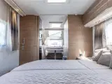 2017 - Adria Adora 613 UT   Fritstående Queen seng og stor separat brusekabine - 2