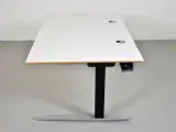 Hæve-/sænkebord fra duba b8 med hvid plade og sort/alugråt stel, 160 cm. - 2