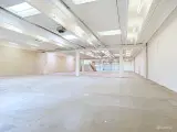 Centralt beliggende højloftet lager med overdækkede store porte og ramper tæt på E47 - 4