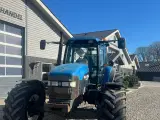 New Holland 8360 med 4stk fabriksnye dæk til.  Super stærk traktor. - 4