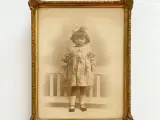 Sort/hvid foto af lille pige i guldramme, dat. 1928 - 2