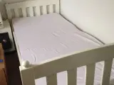 Hvid seng