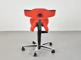 Frapett kontor-/sadelstol med rødt polster og krom stel - 3
