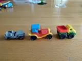3 små plastikbiler