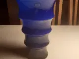 En blå Holmegaard vase sælges 