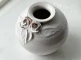 Lille hvid kuglevase m keramikblomster - 3