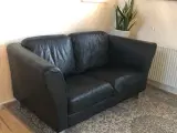 2 Pers. Sofa i sort læder