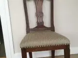 Antik stol i mørk eg