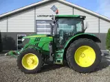 John Deere 6110 R med frontlift, affedet foraksel og affedet kabine.