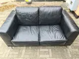 2-personers sofa i sort okselæder