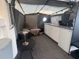 Fast ligger dethleffs campingvogn på Jambo - 2