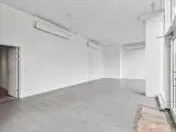 112 m² lyst butikslokale med stor eksponering og brede facadevinduer. - 4