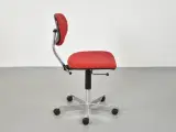 Fritz hansen kontorstol med rødt polster og blankt stel - 4