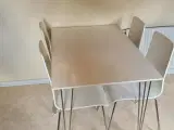 Køkkenbord med stole