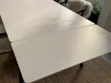Spisebord med 2 tillægsplader