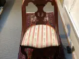 Antik stol med rokoko beklædt sæde