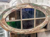 Unikt, ovalt vindue i karm m. farvet glas