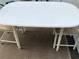 Spisebord med ekstra plade og 2 stole