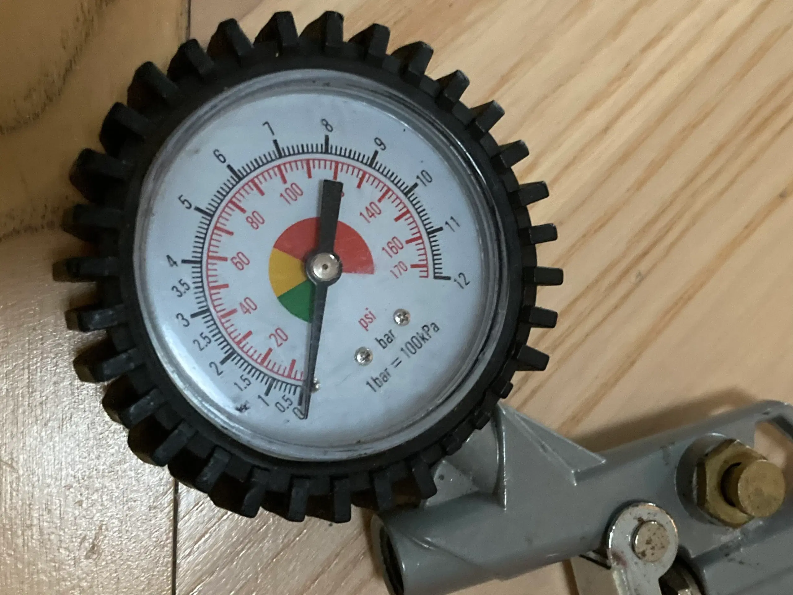 Trykluftslange med pistol og manometer.