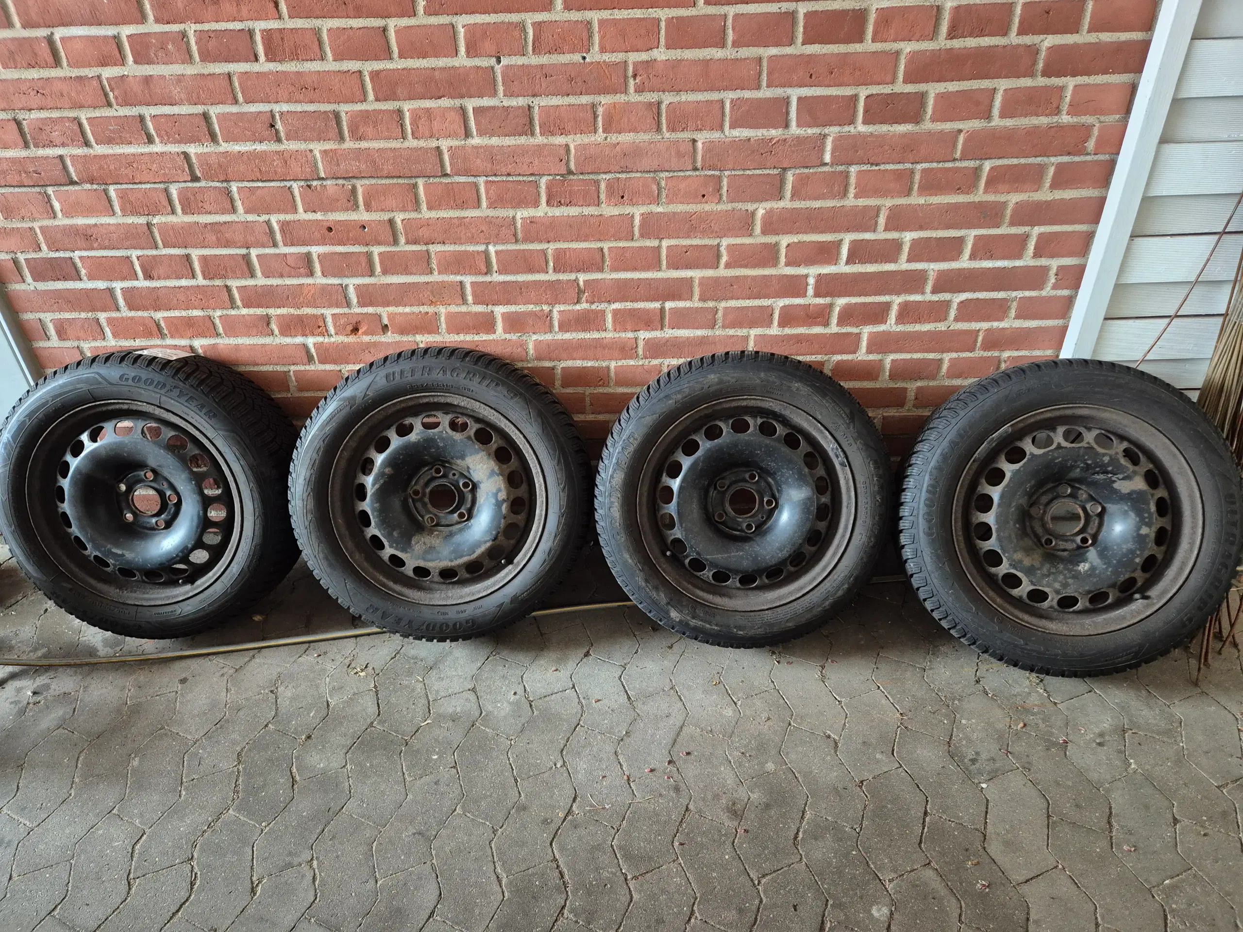 Goodyear ultragrip 9+ 205/55 r16 på stålfælge