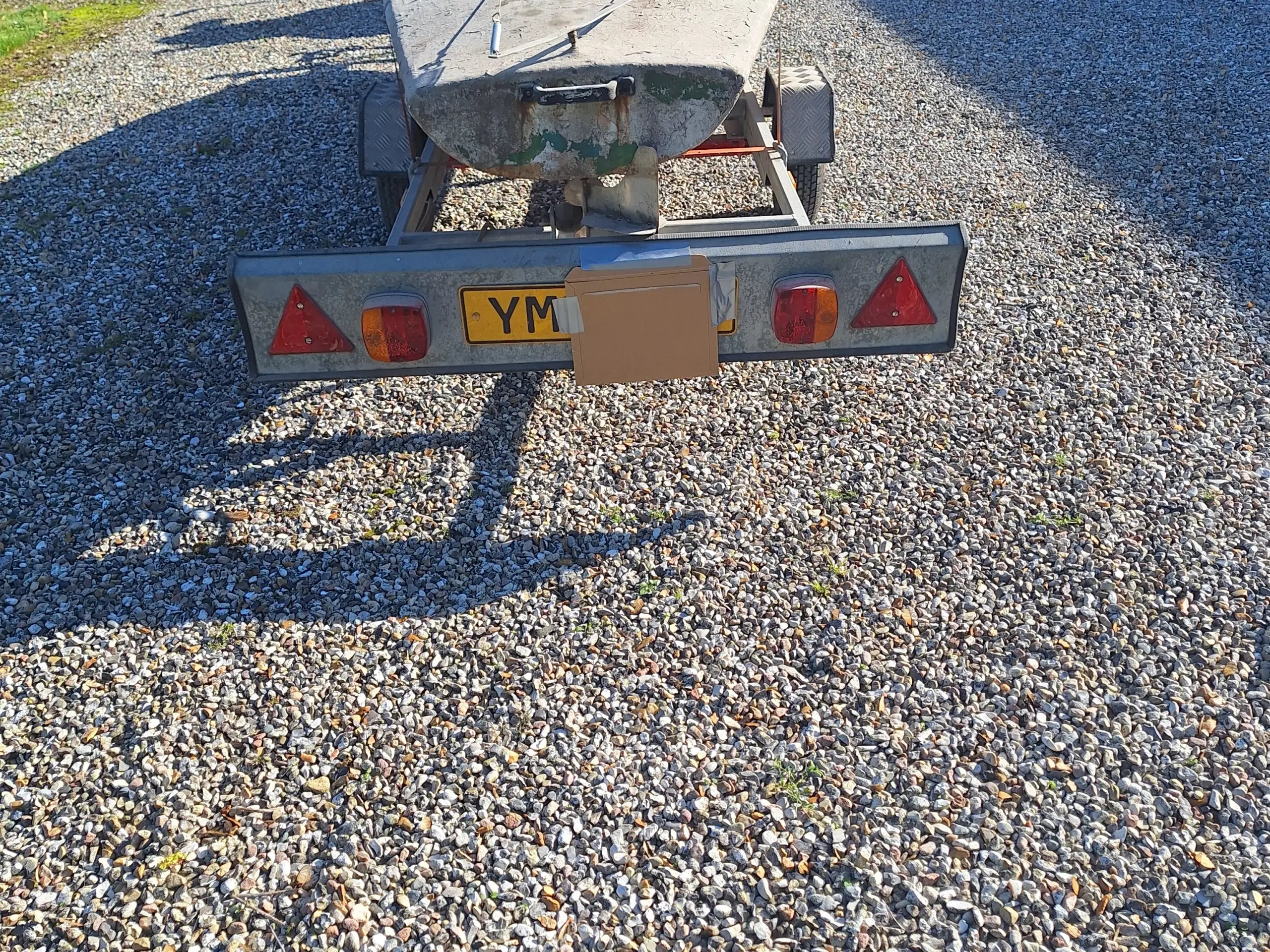 Skydepram og bådtrailer sælges samlet.