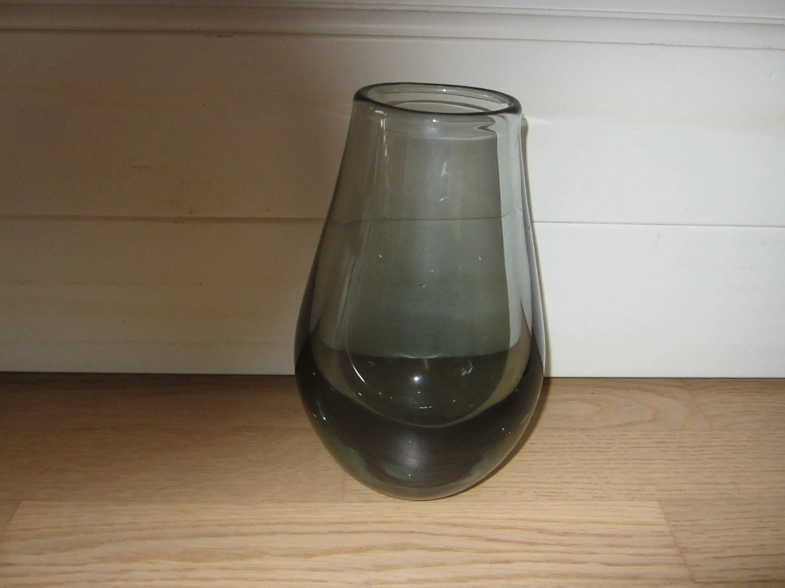 Skøn røgfarvet tung vase ca 1250 gram 19 cm i højd