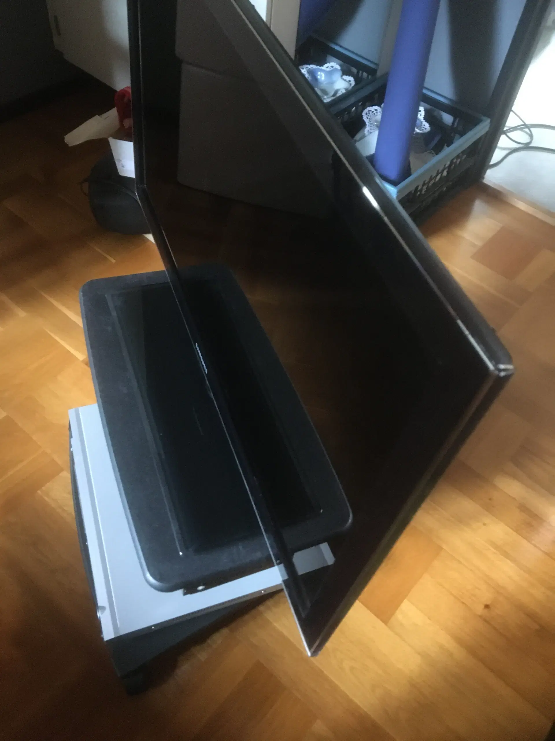 Samsung TV incl bord og DVD afspiller