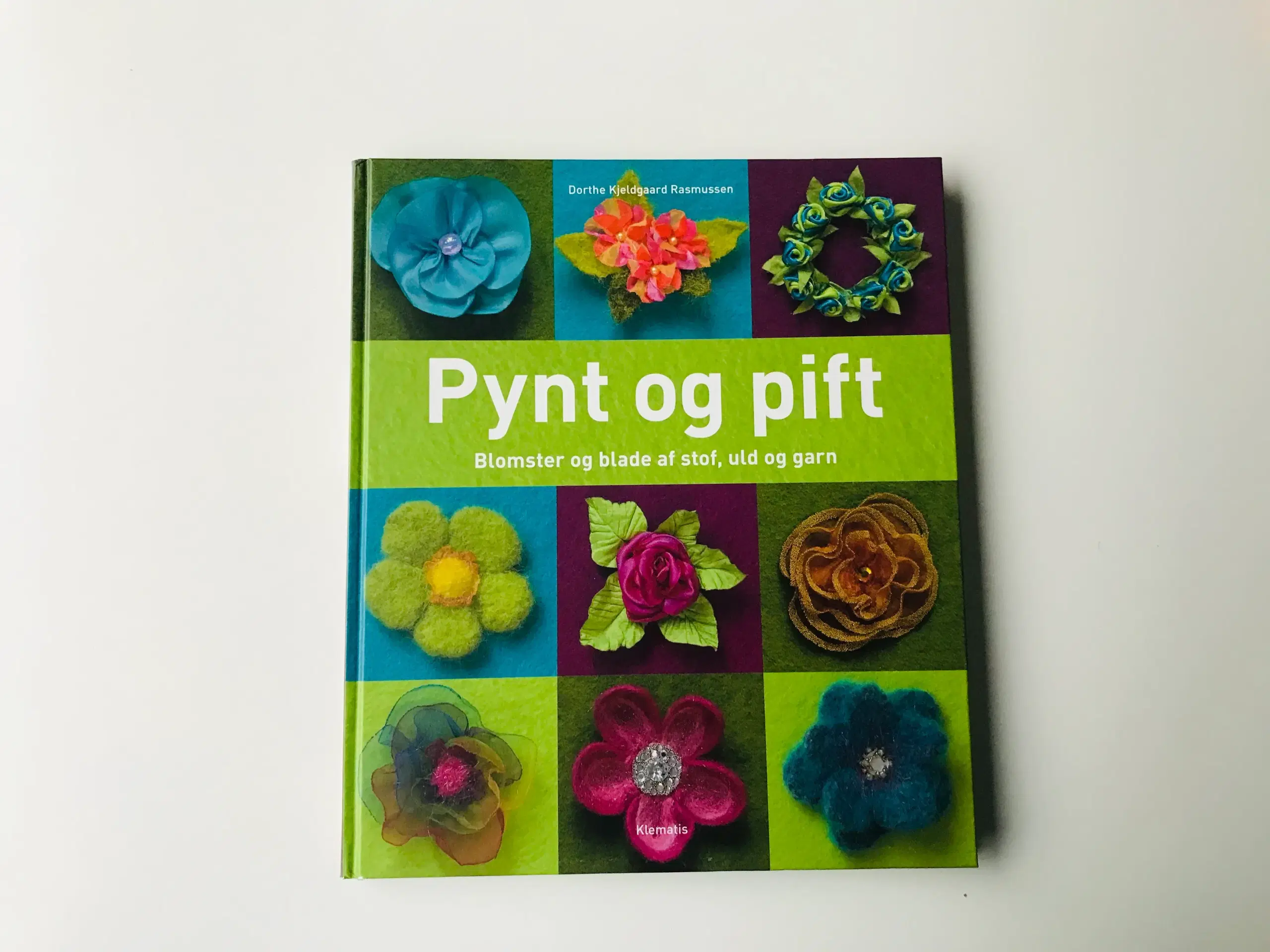 Pynt og pift - blomster og blade af stof uld og g