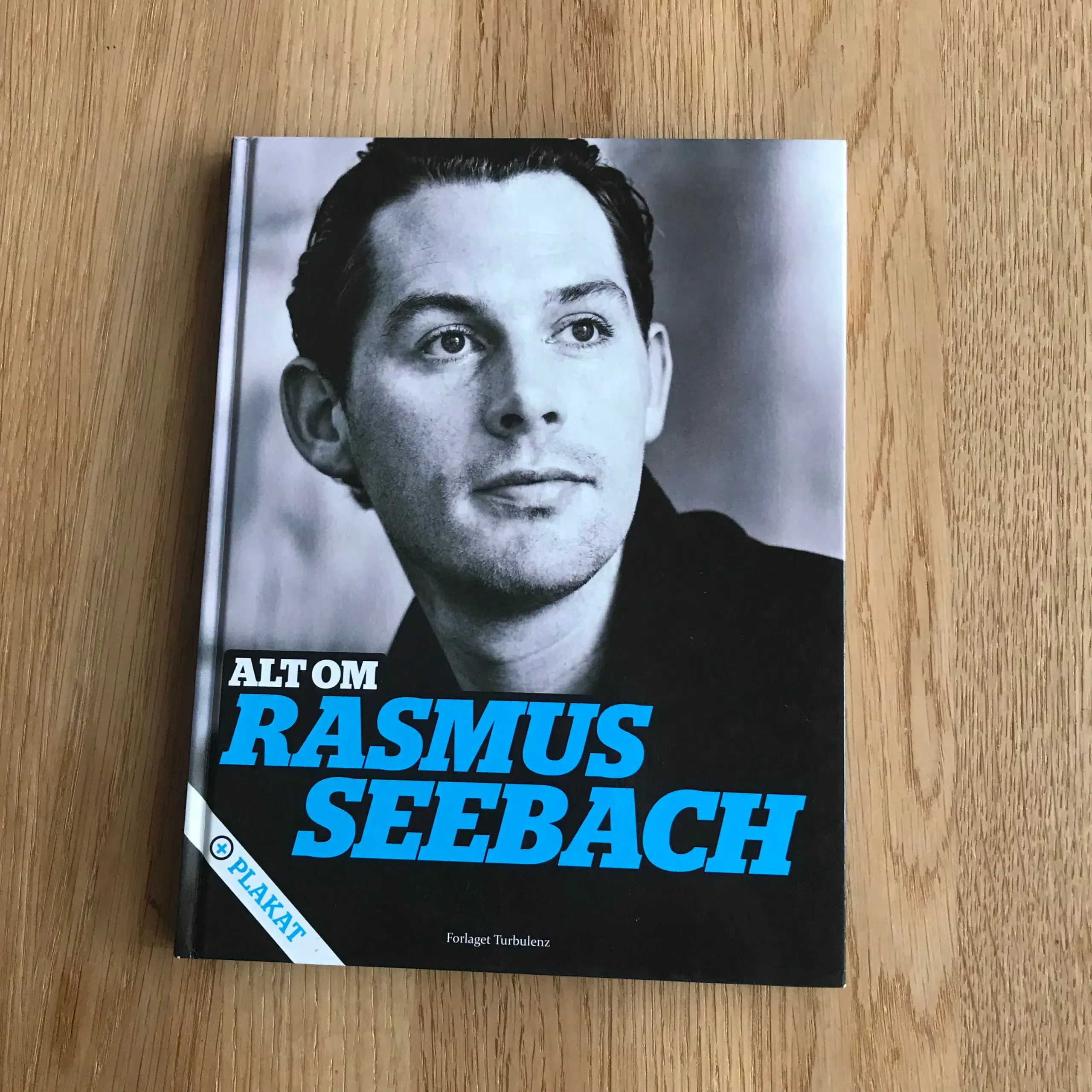 Alt om Rasmus Seebach  incl plakat