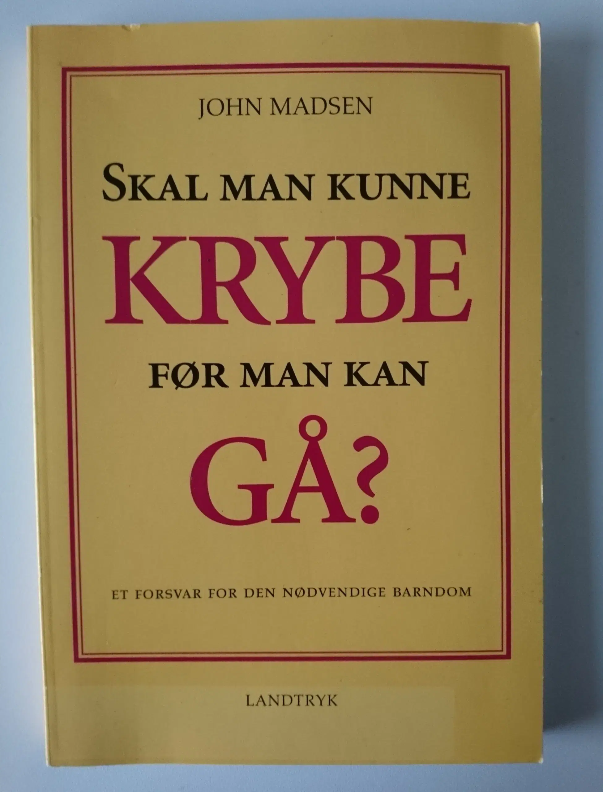 Skal man kunne krybe før man kan gå? - et forsvar