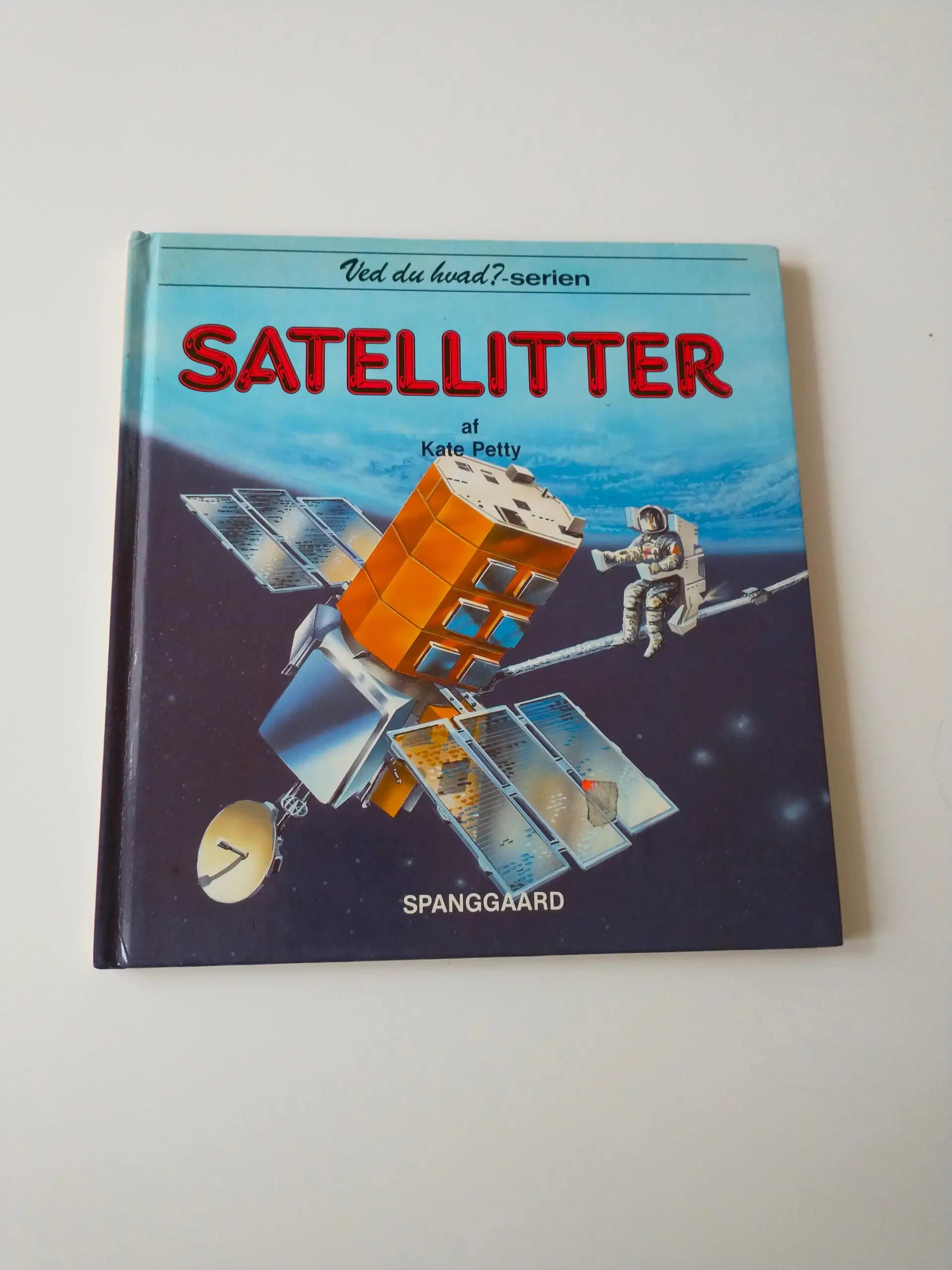 Satellitter Af Kate Petty