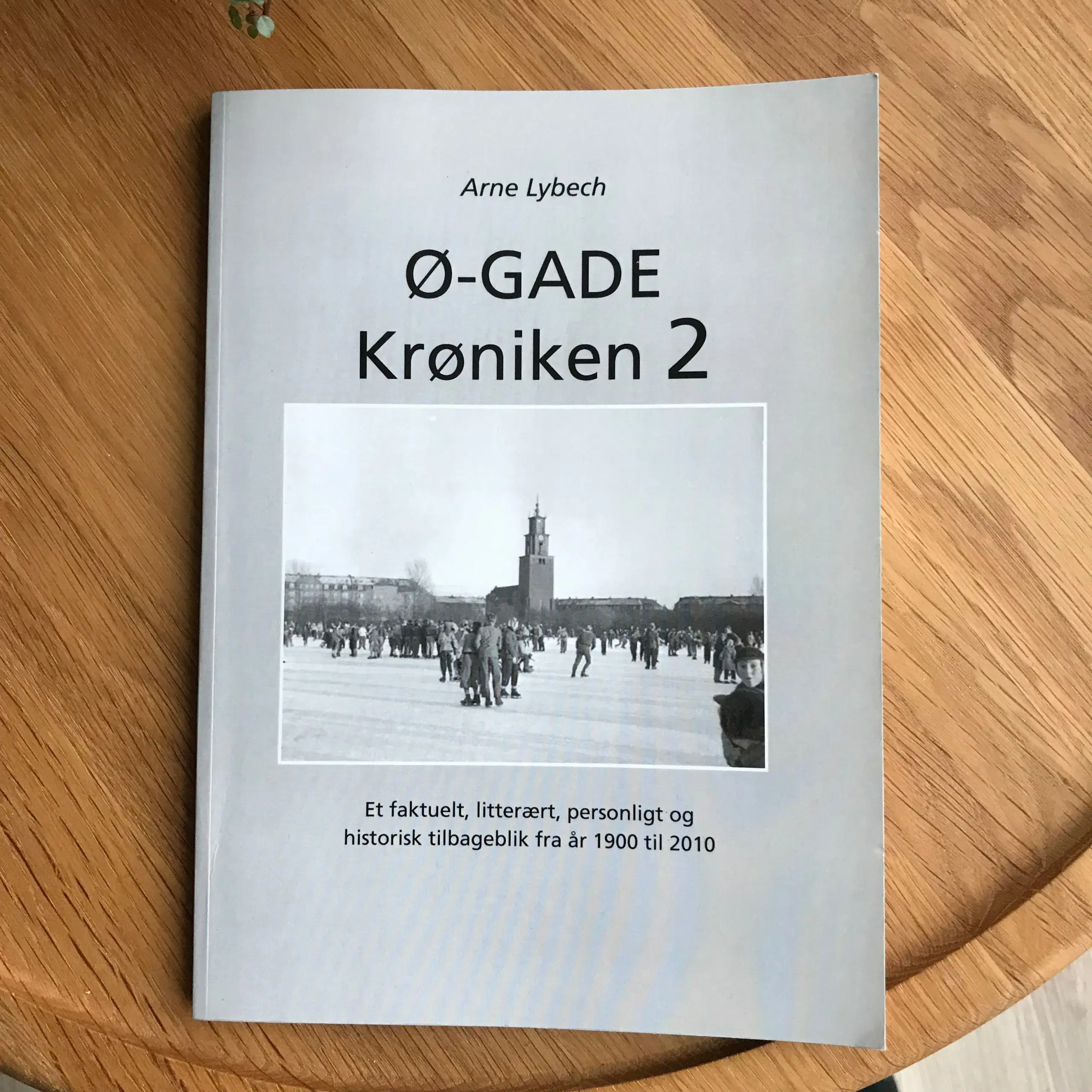 Ø-Gade Krøniken 2  af Arne Lybech